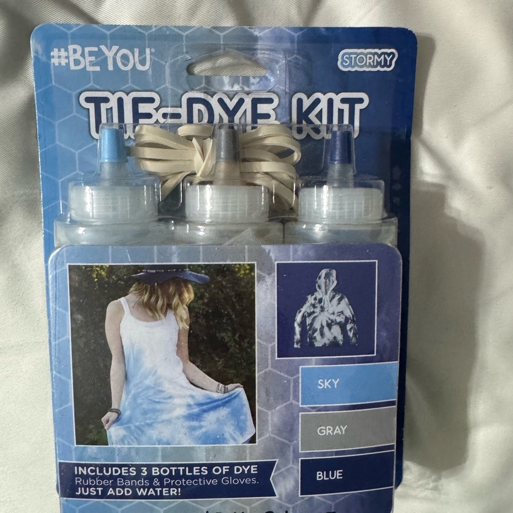 Tie-Dye Kit with Sky, Gray, and Blue Dyes